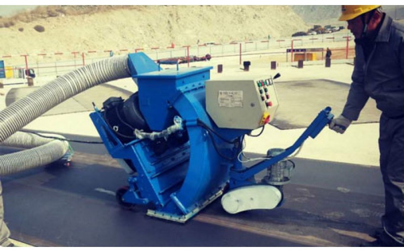 Mobile pavement shot blasting machine can clean the airport runway and remove glue